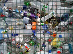 Контейнер с пластиковыми бутылками и емкостями